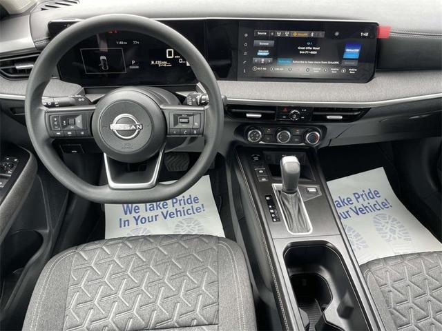 Photo of 2025 Canyon Bronze M Nissan Kicks