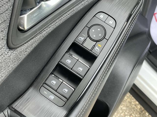 Photo of 2023 White Nissan Rogue