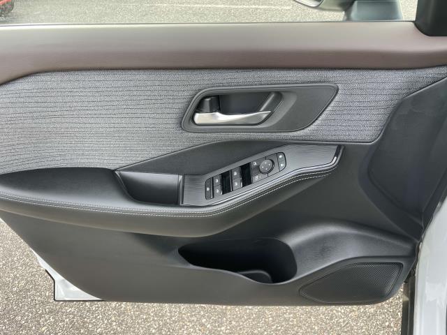 Photo of 2023 White Nissan Rogue