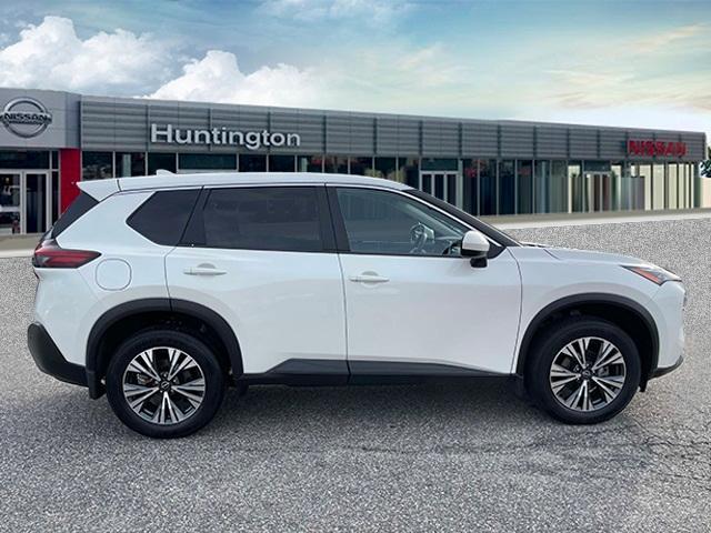Photo of 2023 White Nissan Rogue