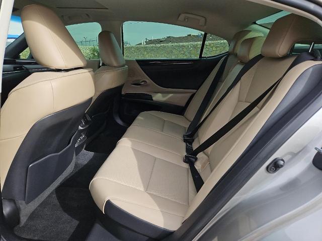 Photo of 2021 Silver Lexus ES 300h