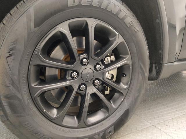 Photo of 2021 Diamond Black Crystal Pearlcoat Jeep Grand Cherokee
