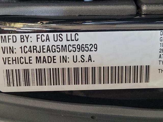 Photo of 2021 Diamond Black Crystal Pearlcoat Jeep Grand Cherokee