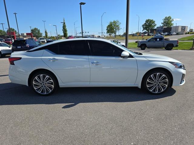 Photo of 2023 Pearl White Tricoat Nissan Altima