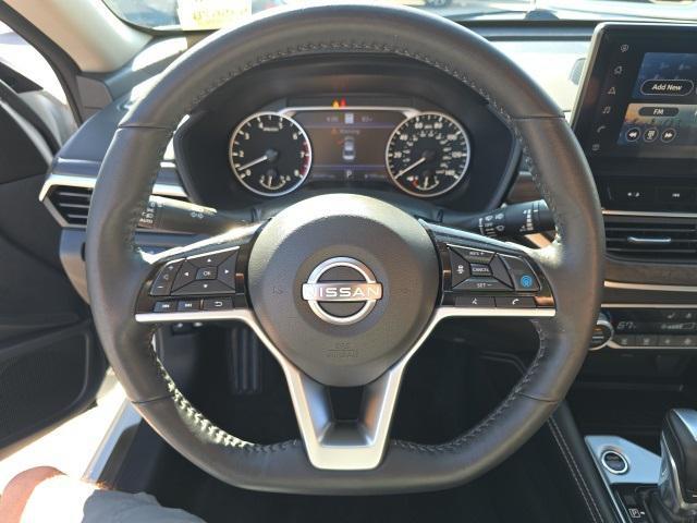 Photo of 2023 Pearl White Tricoat Nissan Altima