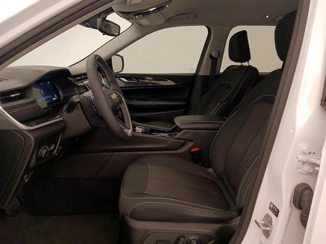 Photo of 2023 White Jeep Grand Cherokee