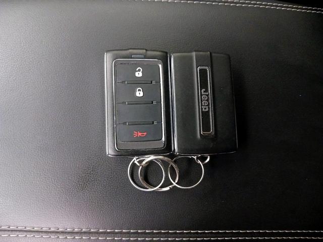 Photo of 2023 White Jeep Grand Cherokee