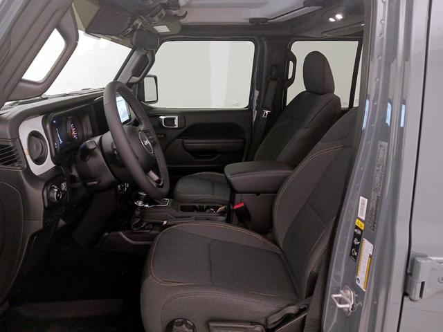 Photo of 2025 Gray Jeep Wrangler