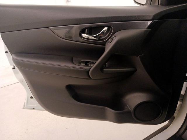 Photo of 2017 White Nissan Rogue