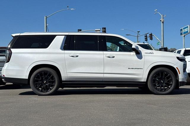 Photo of 2025 Iridescent Pearl Tricoat Chevrolet Suburban