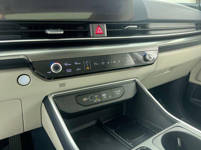 Photo of 2025 Ivory Silver Kia Carnival Hybrid