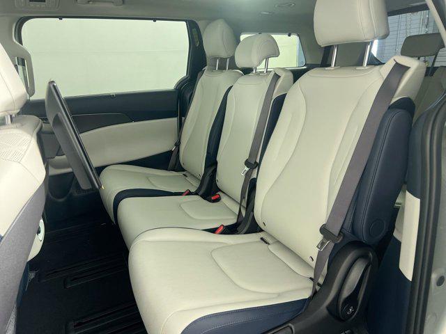 Photo of 2025 Ivory Silver Kia Carnival Hybrid
