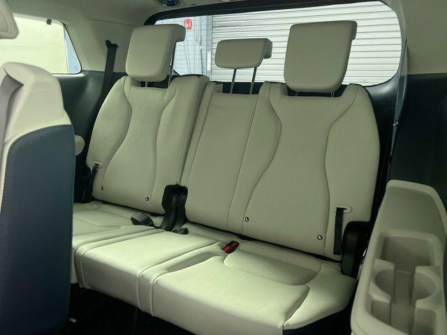 Photo of 2025 Ivory Silver Kia Carnival Hybrid