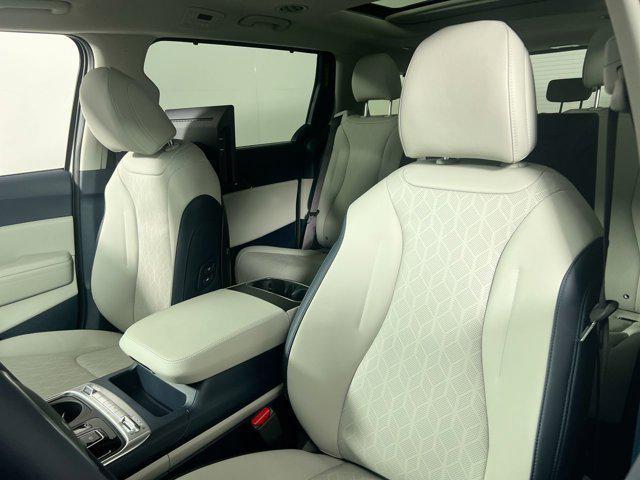 Photo of 2025 Ivory Silver Kia Carnival Hybrid