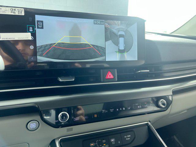Photo of 2025 Ivory Silver Kia Carnival Hybrid