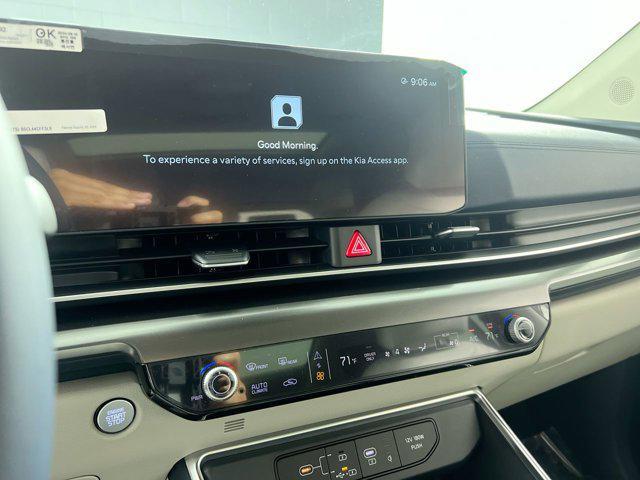 Photo of 2025 Ivory Silver Kia Carnival Hybrid