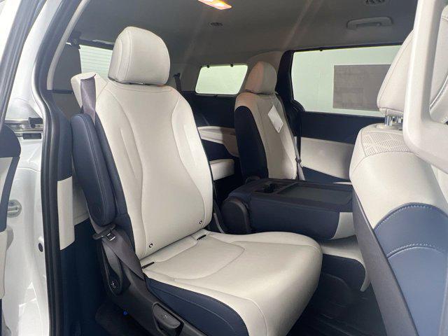 Photo of 2026 Snow White Pearl Kia Carnival Hybrid