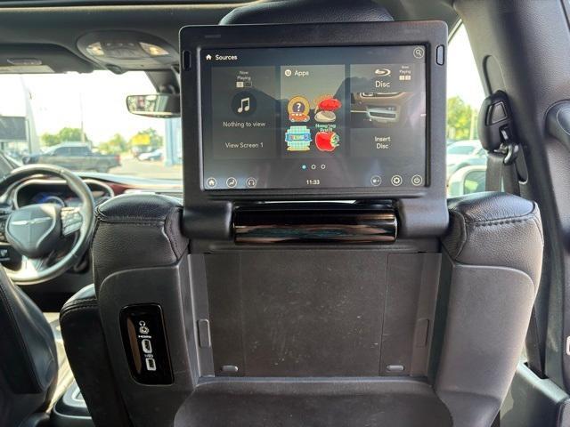 Photo of 2020 Luxury White Pearlcoat Chrysler Pacifica