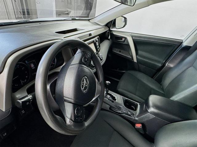 Photo of 2018 Super White Toyota RAV4