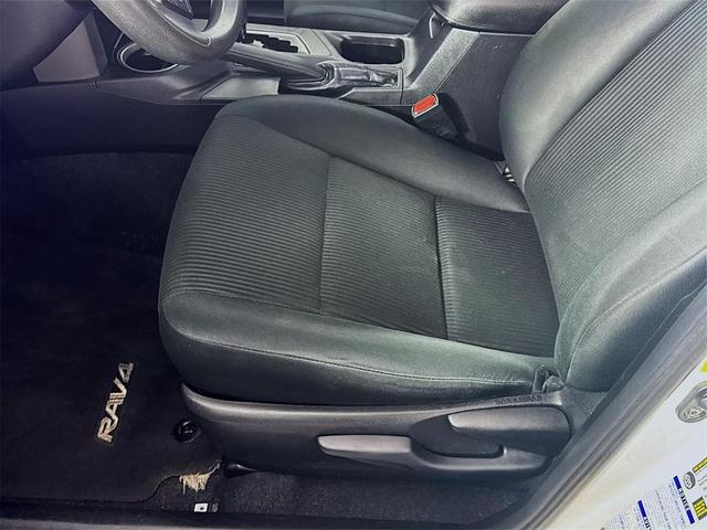 Photo of 2018 Super White Toyota RAV4