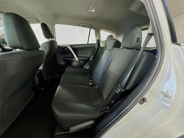 Photo of 2018 Super White Toyota RAV4