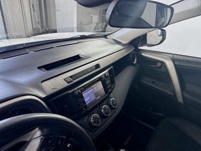 Photo of 2018 Super White Toyota RAV4