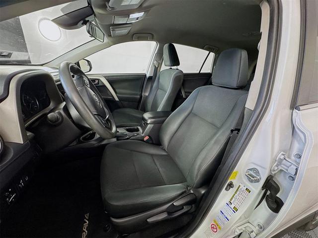 Photo of 2018 Super White Toyota RAV4