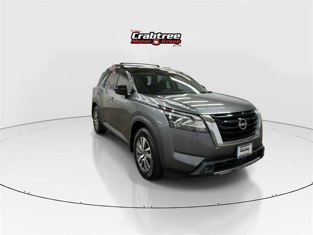 Photo of 2022 Gray 2 Tone Nissan Pathfinder