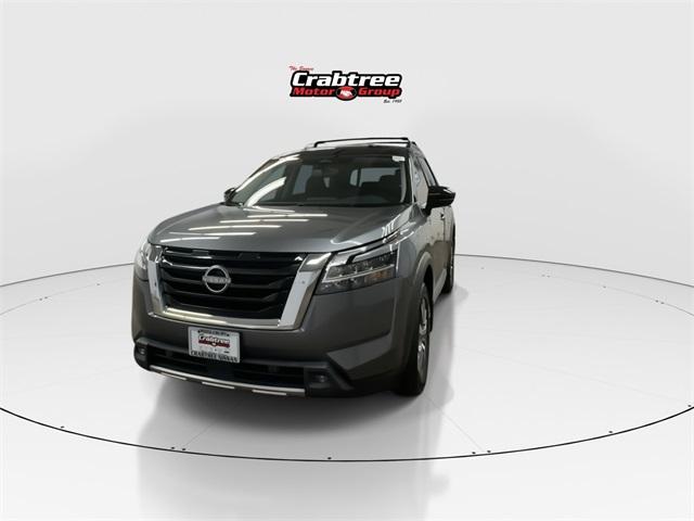 Photo of 2022 Gray 2 Tone Nissan Pathfinder
