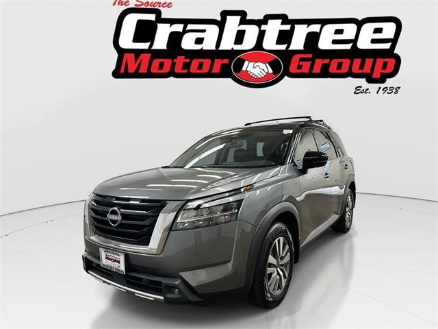 Photo of 2022 Gray 2 Tone Nissan Pathfinder