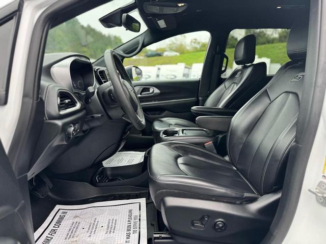 Photo of 2023 White Chrysler Pacifica