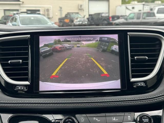 Photo of 2023 White Chrysler Pacifica