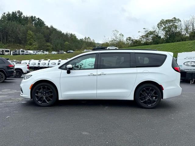 Photo of 2023 White Chrysler Pacifica