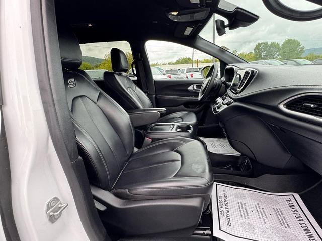 Photo of 2023 White Chrysler Pacifica