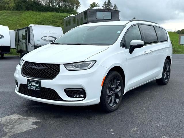 Photo of 2023 White Chrysler Pacifica