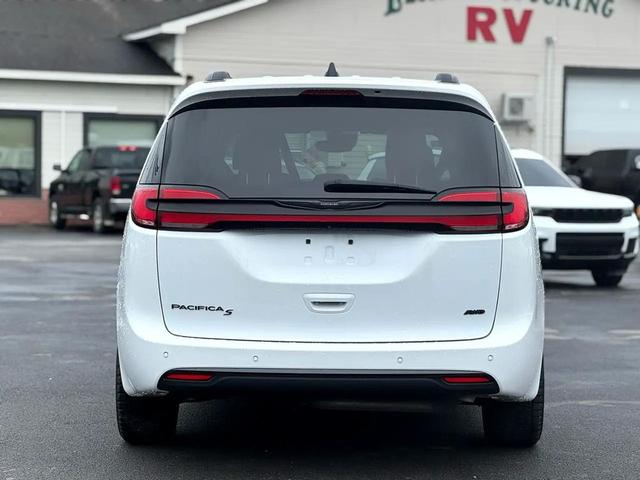 Photo of 2023 White Chrysler Pacifica