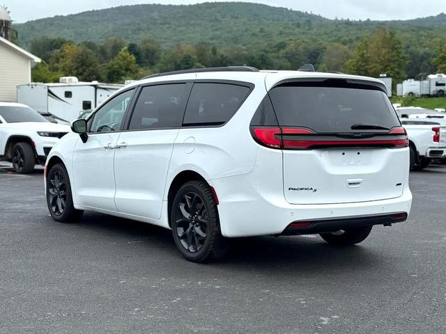 Photo of 2023 White Chrysler Pacifica