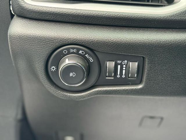 Photo of 2023 White Chrysler Pacifica