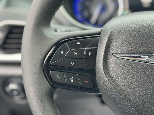 Photo of 2023 White Chrysler Pacifica