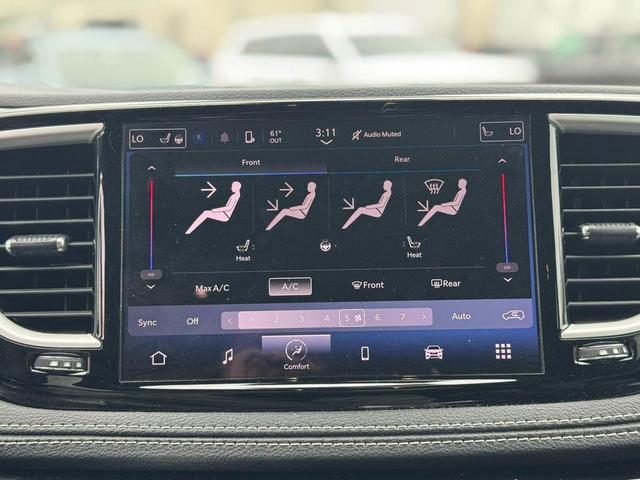 Photo of 2023 White Chrysler Pacifica