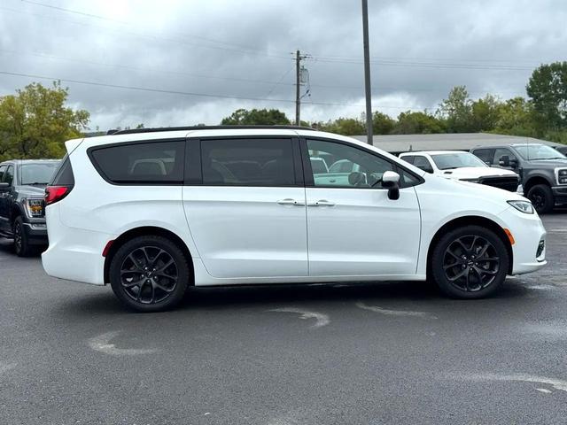Photo of 2023 White Chrysler Pacifica
