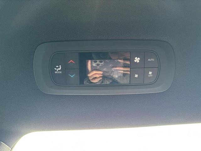 Photo of 2023 White Chrysler Pacifica