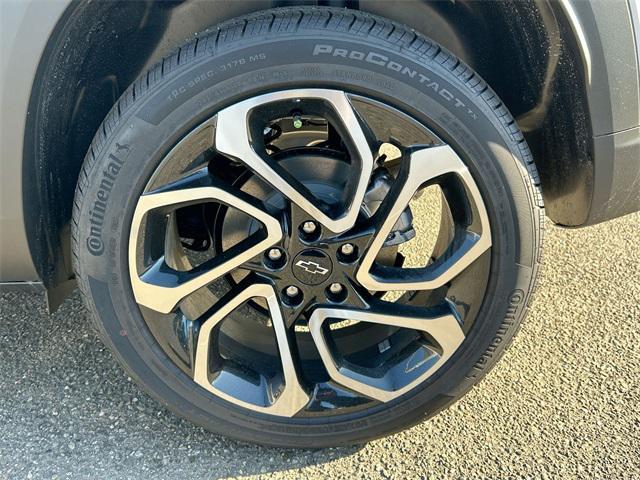 Photo of 2025 Summit White Chevrolet Trax