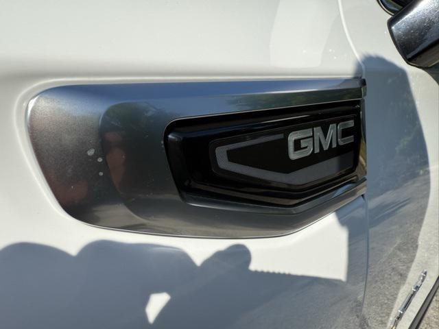 Photo of 2021 Summit White GMC Yukon