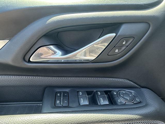 Photo of 2021 White Frost Tricoat GMC Yukon XL
