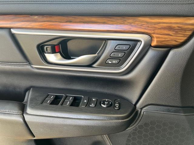 Photo of 2018 White Diamond Pearl Honda CR-V