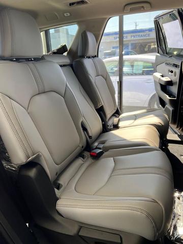 Photo of 2025 Obsidian Blue Pearl Honda Pilot