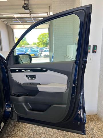 Photo of 2025 Obsidian Blue Pearl Honda Pilot