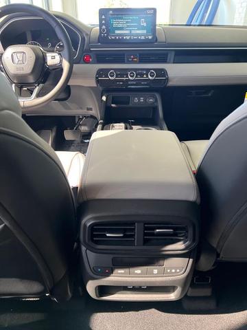 Photo of 2025 Obsidian Blue Pearl Honda Pilot