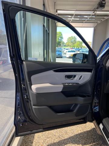Photo of 2025 Obsidian Blue Pearl Honda Pilot